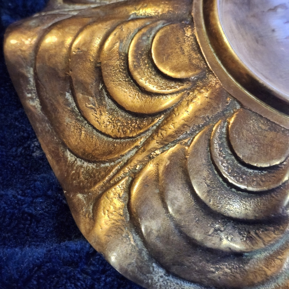 vintage solid brass decorative bowl or dish, featuring an embossed floral Design - Picture 5 of 7
